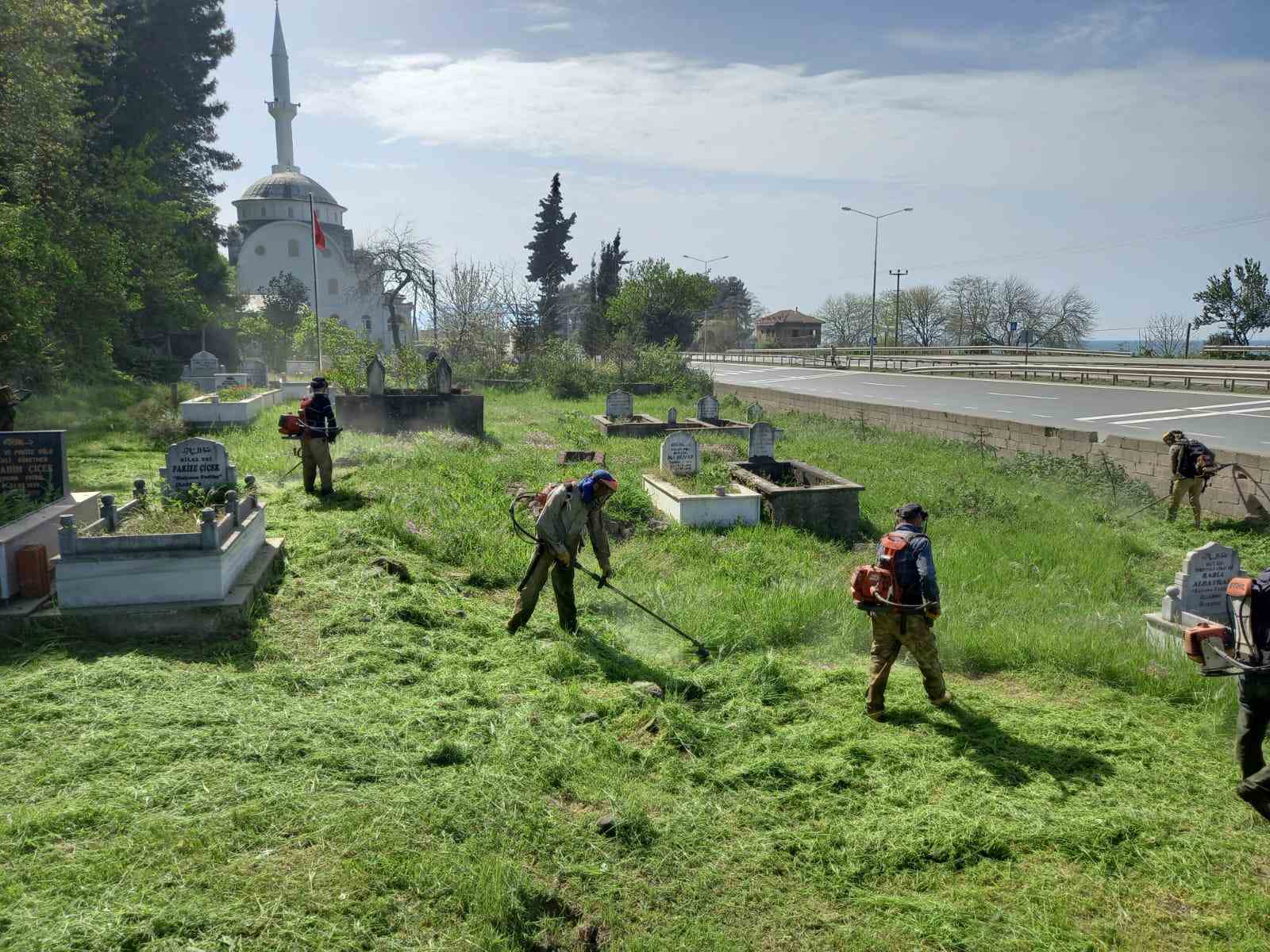 MEZARLIKLARDA BAYRAM HAZIRLIĞI